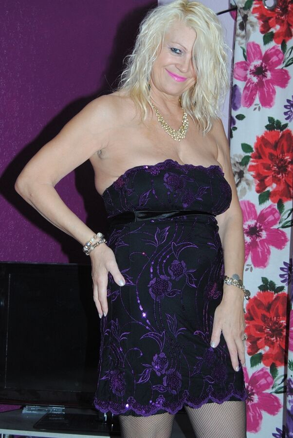 20P Solo girl Platinum Blonde expõe seus seios naturais enquanto brinca com seu cabelo
