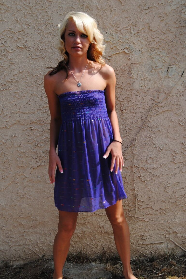 16P La sexy rubia Tiff se levanta el vestido corto bajo el sol para mostrar su falda desnuda