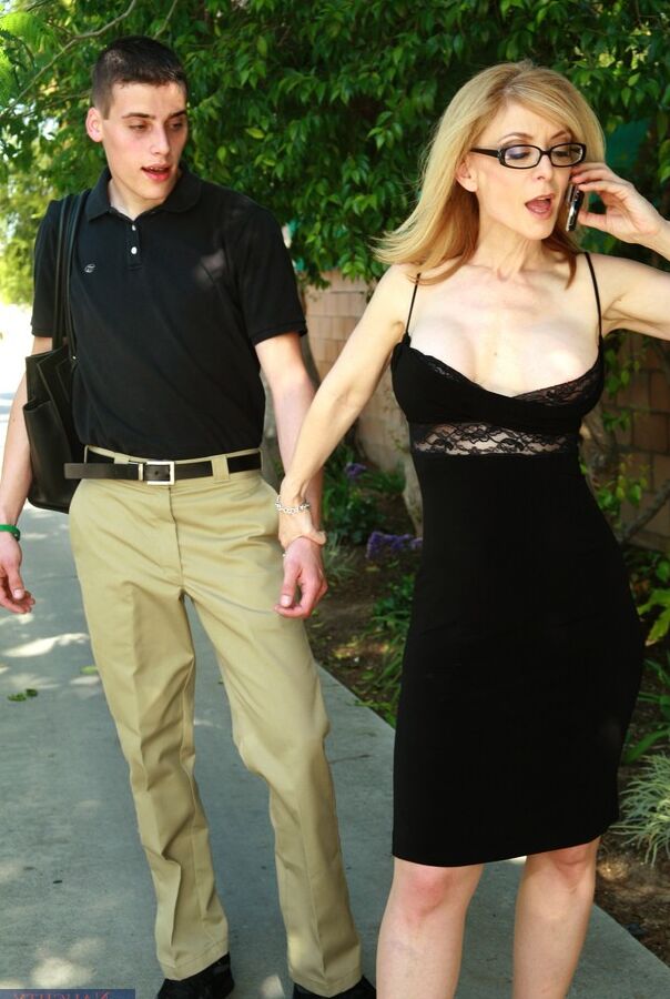 17P Ícone pornô maduro Nina Hartley junta-se a um trio com a adolescente Calliste