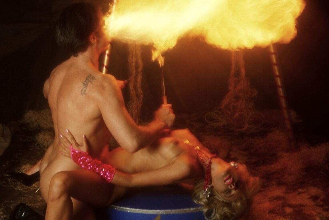 17P La MILF britannique Joanne Guest se fait défoncer par son petit ami sexy dans un numéro de cirque