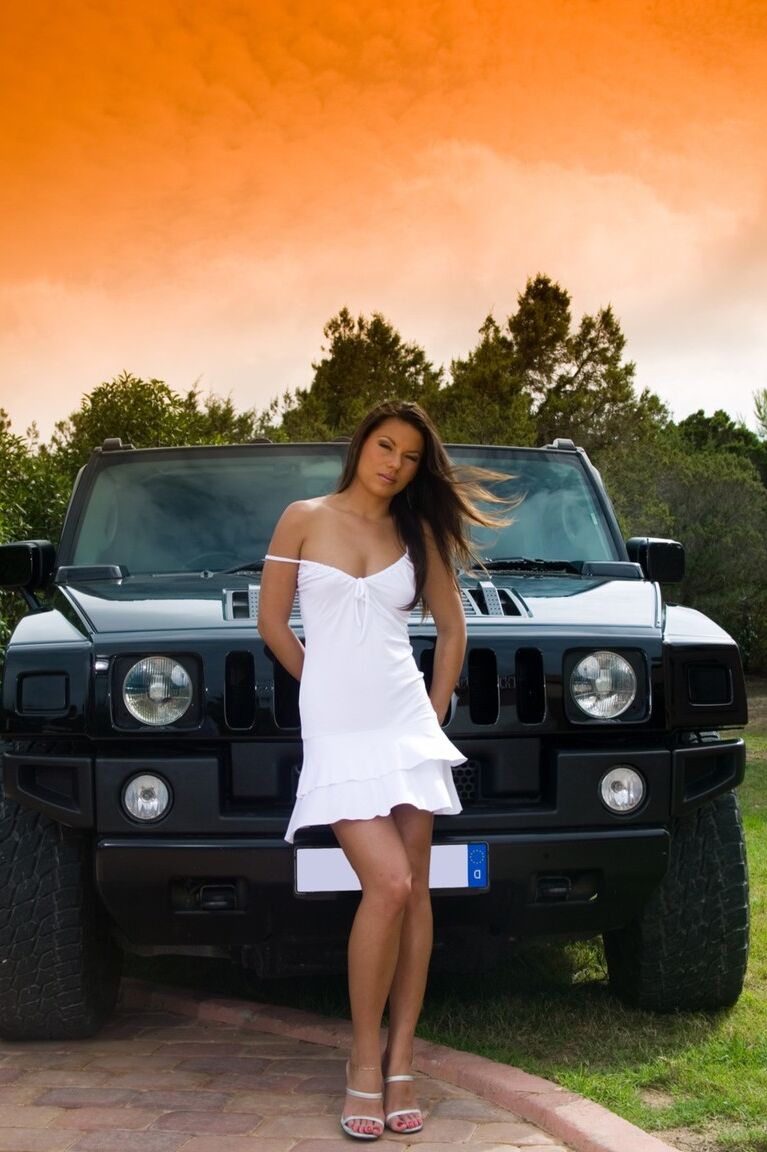 21P As garotas excitadas Boroka Balls e Vanessa podem compartilhar dois dongs em um SUV preto