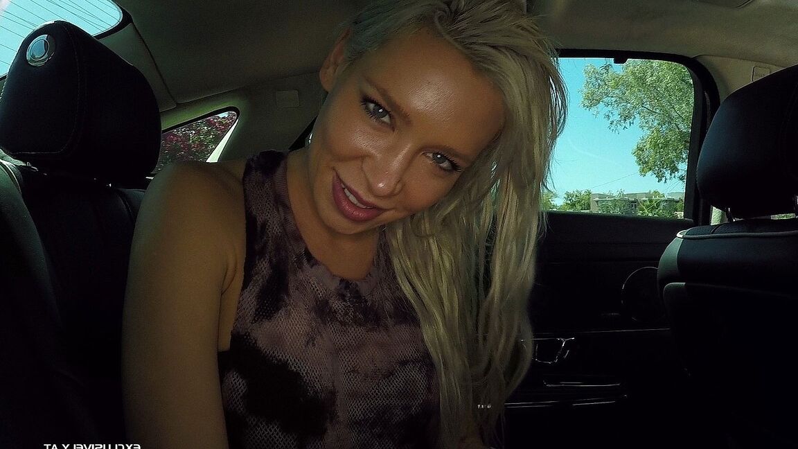 17P La sexy rubia solitaria Kacey se involucra en un gangbang duro