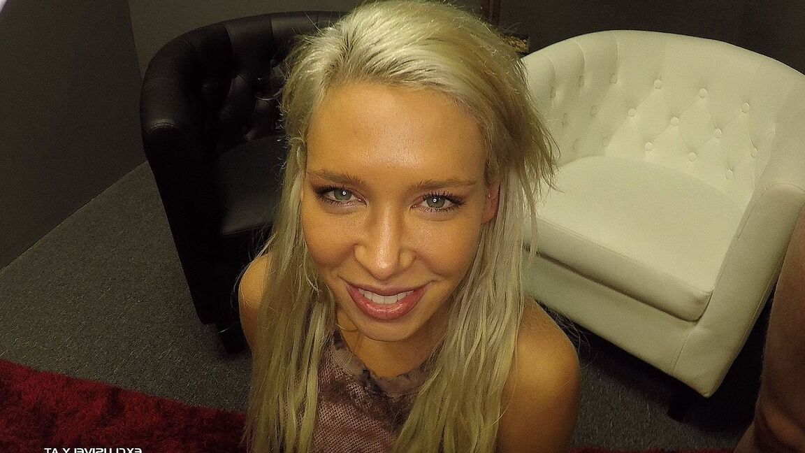 17P La sexy rubia solitaria Kacey se involucra en un gangbang duro