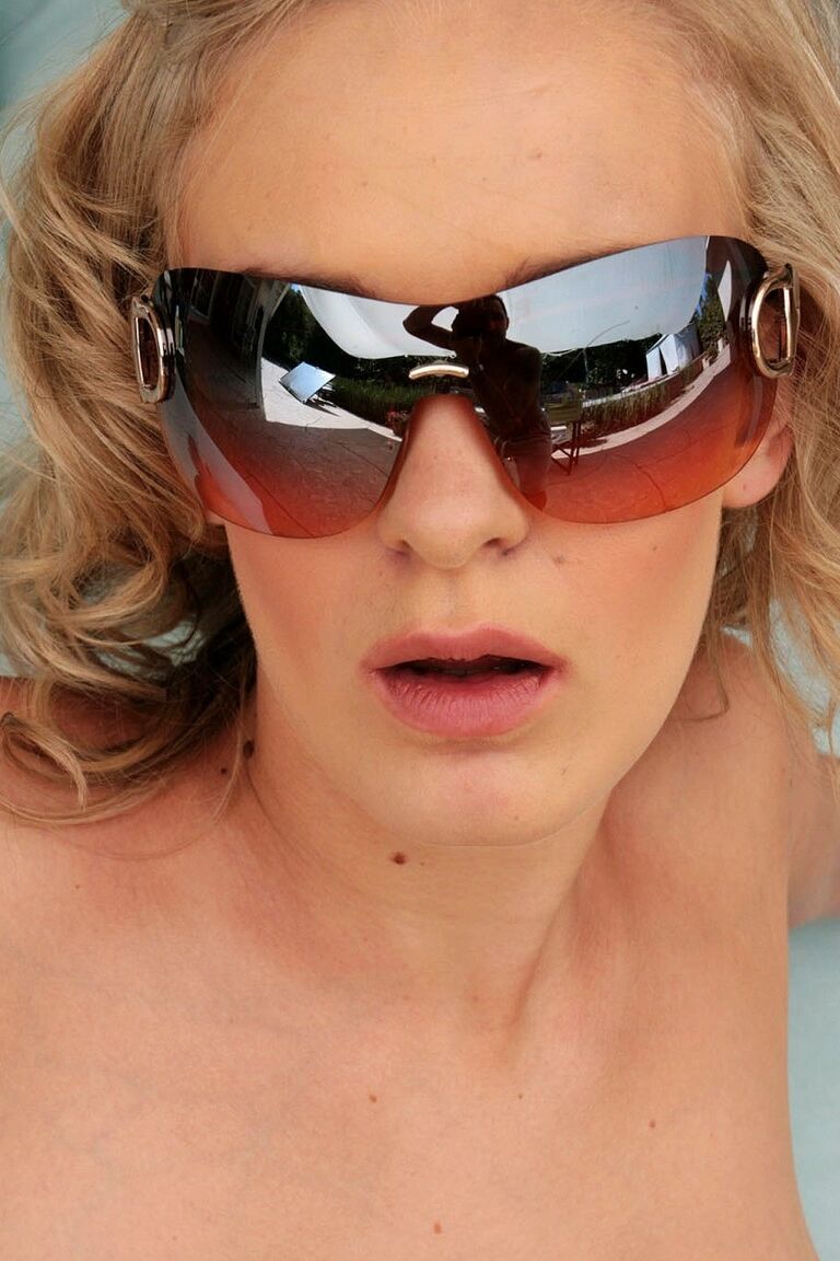 21P Blonde MILF mit Sonnenbrille Kensey Knox zeigt ihre Deepthroating-Fähigkeiten
