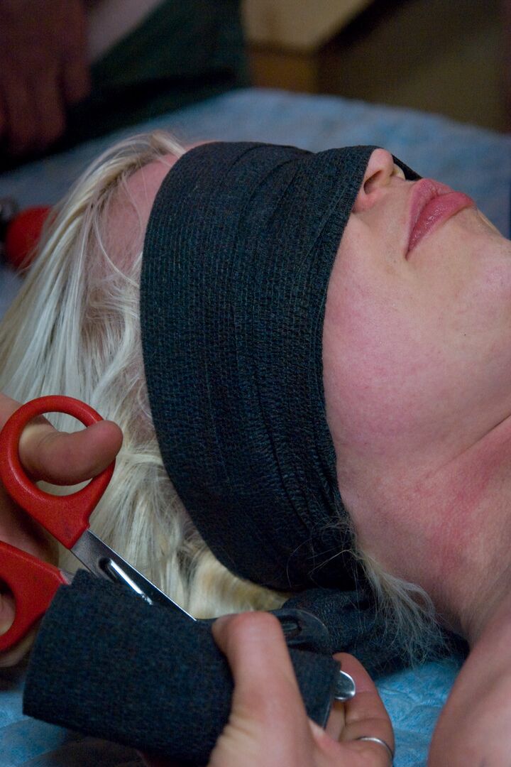 21P Blindfolded blonde MILF Lorelei Lee gets gangbanged roughly on a bed