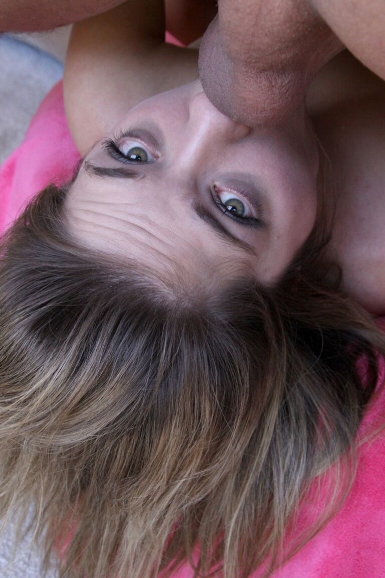 21P Die dünne Teenagerin Lia Lor entblößt ihre buschige Möse und gibt einen Deepthroat-Blowjob