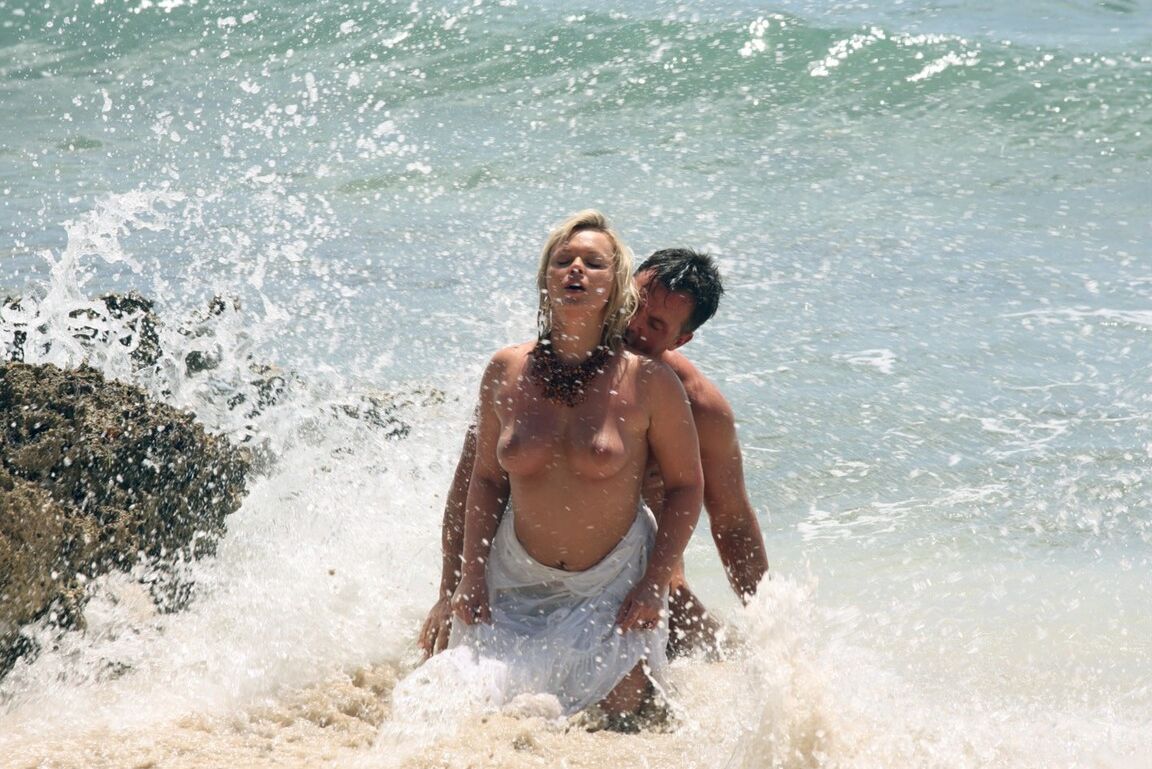 21P Naturalmente peituda checa MILF Ellen Saint sendo fodida duas vezes na praia