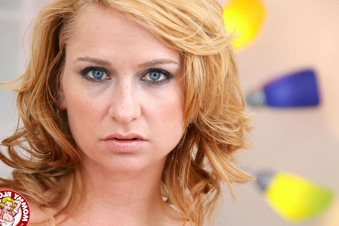 20P Sexy MILF Violet Adamson com cabelo ruivo e peitos suculentos faz um ótimo trabalho oral