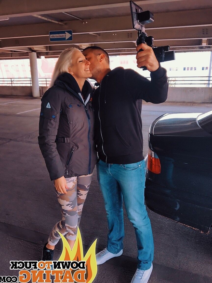 20P La flaca rubia alemana Cam Angel es filmada durante una acción sexual en público