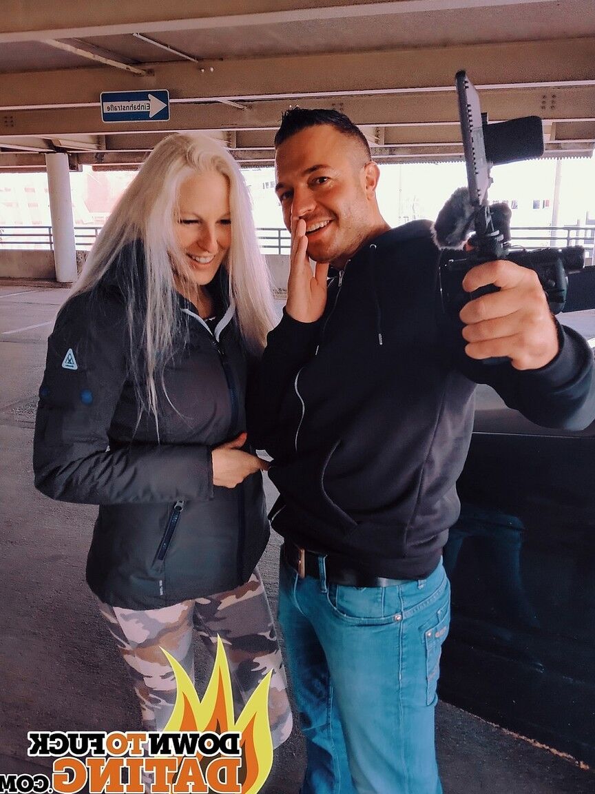 20P La flaca rubia alemana Cam Angel es filmada durante una acción sexual en público