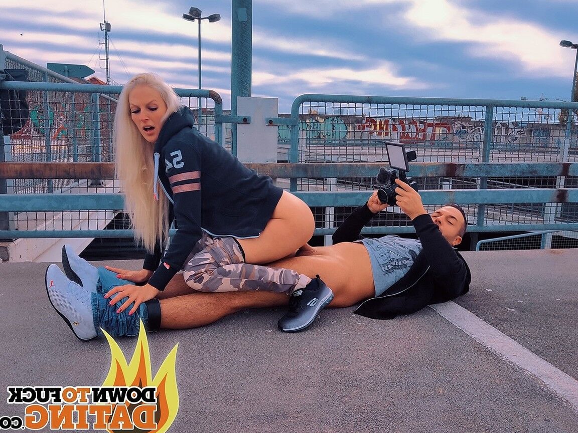 20P La flaca rubia alemana Cam Angel es filmada durante una acción sexual en público