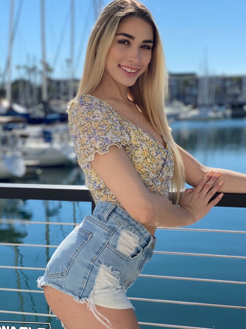 20P La sucia rubia Delilah Day modela un bikini antes de una mamada de lamida de culo