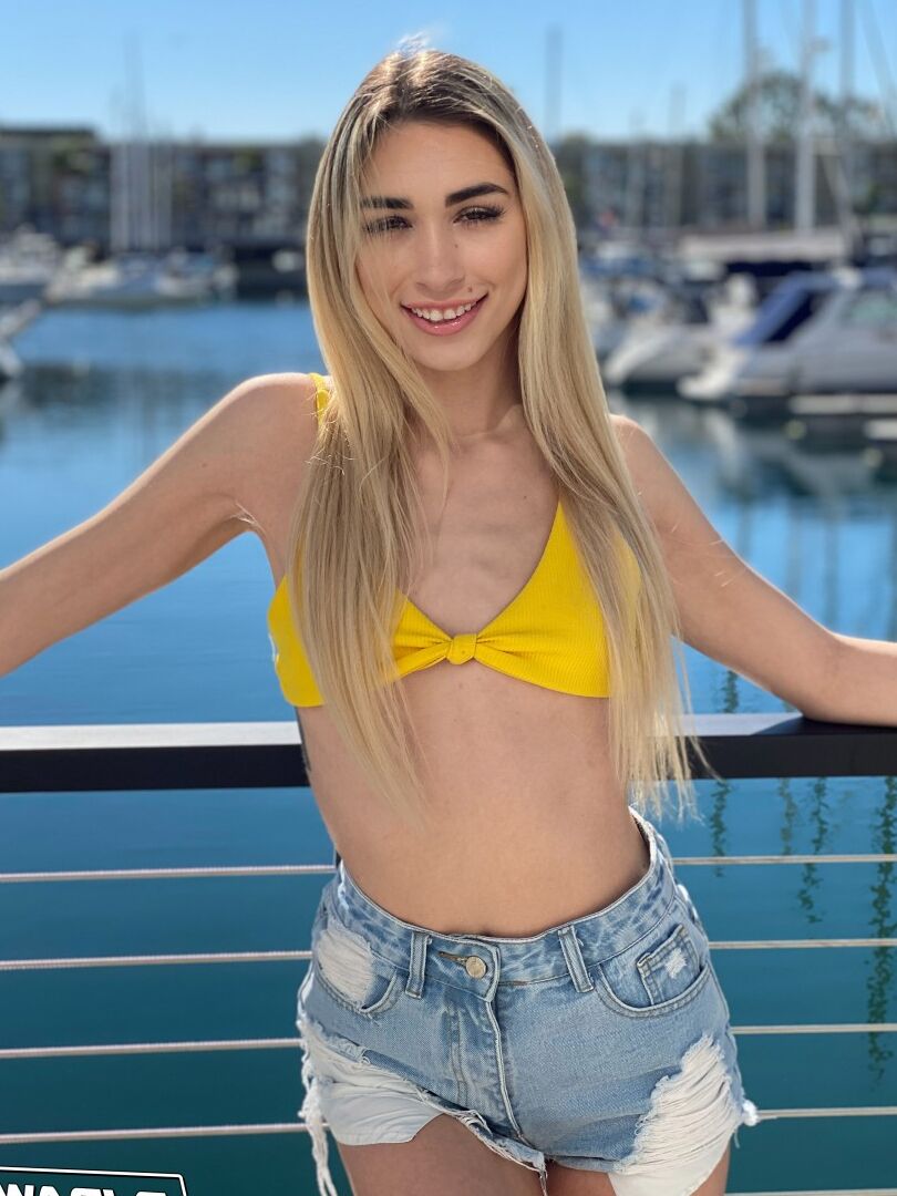 20P La sucia rubia Delilah Day modela un bikini antes de una mamada de lamida de culo