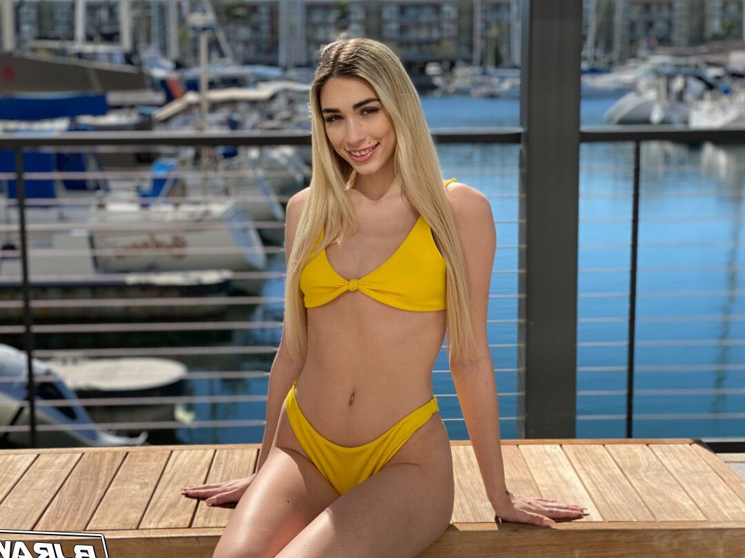 20P La sucia rubia Delilah Day modela un bikini antes de una mamada de lamida de culo