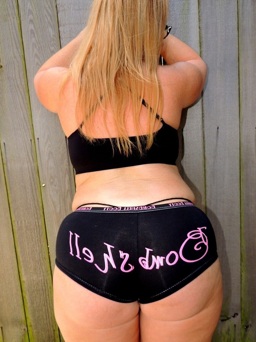 21P A gordinha tesão Dee Siren expõe seus peitos grandes antes de fazer gangbang