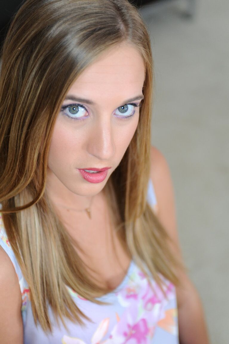 21P La blonde sexy Cadence Lux fait une pipe en gorge profonde en POV