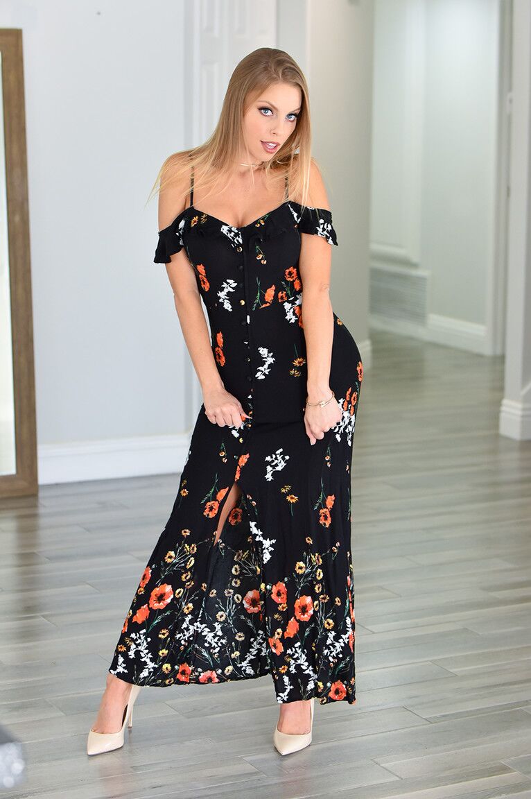 21P A atraente pornstar Britney tira o vestido preto e revela seus seios grandes