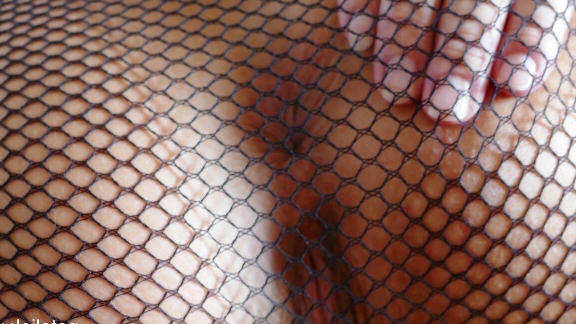 15P Loira madura em meia arrastão preta Natalie K toca seu cu na cama