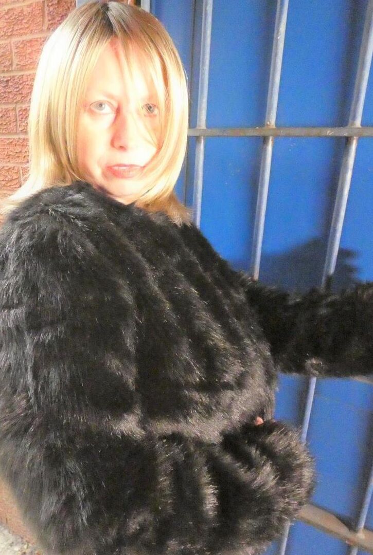 20P La mujer madura Posh Sophia desnuda sus grandes tetas con una falda de cuero y medias de rejilla