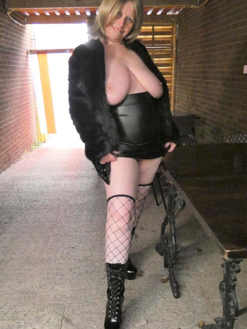 20P La mujer madura Posh Sophia desnuda sus grandes tetas con una falda de cuero y medias de rejilla
