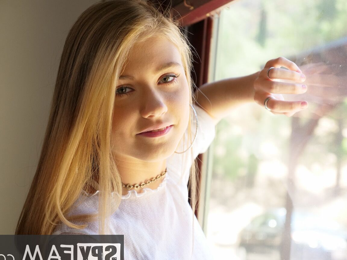 17P A adolescente Hannah Hays tira a calça jeans e a lingerie antes de massagear sua buceta