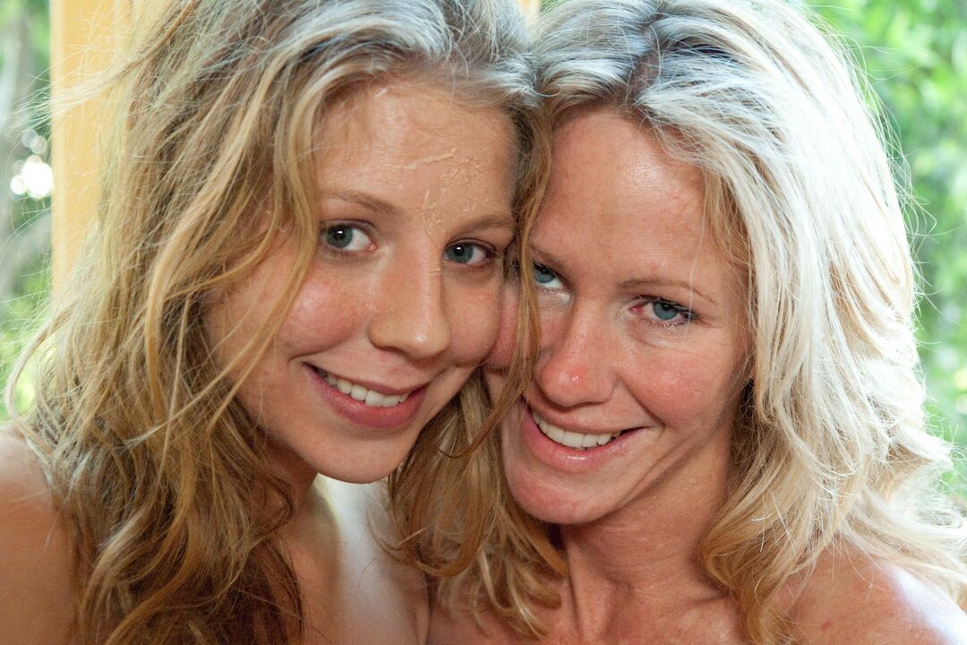 20P Impressionante puma Simone Sonay e adolescente Chastity Lynn compartilham um pau