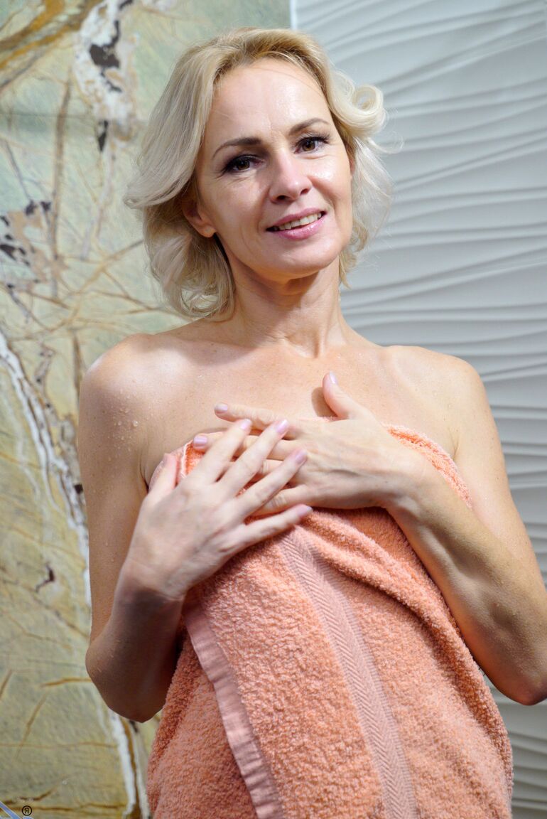 21P La blonde mature Artemia joue avec sa chatte mouillée avec un gode en verre sous la douche