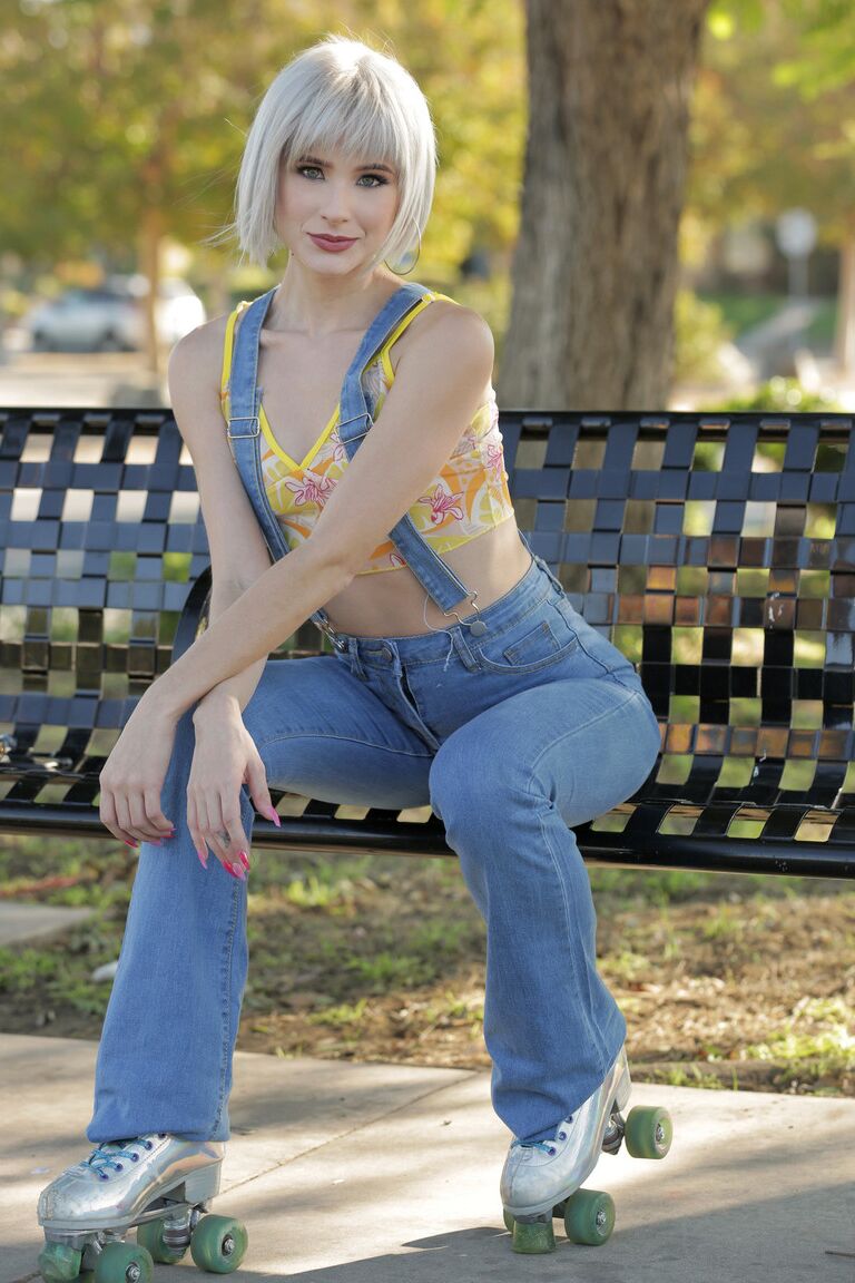21P La adolescente rubia platino Jessie Saint es desnudada y follada por su hermanastro