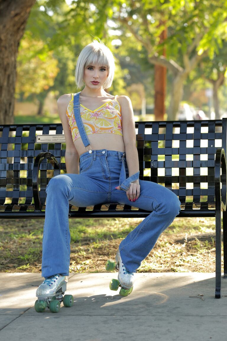 21P La adolescente rubia platino Jessie Saint es desnudada y follada por su hermanastro