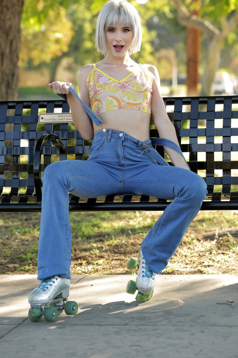 21P La adolescente rubia platino Jessie Saint es desnudada y follada por su hermanastro
