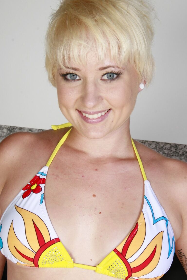21P Die kurzhaarige Blondine Nora Skyy entblößt ihre rasierte Möse und spielt damit