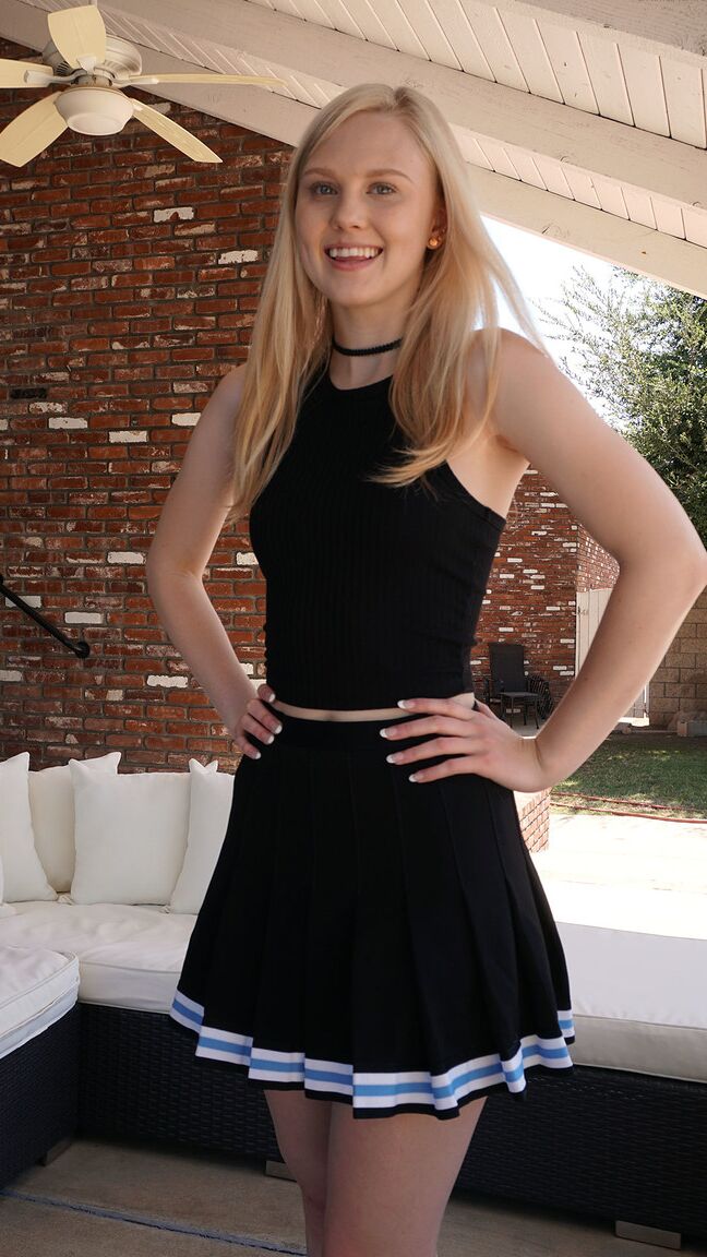 16P La alta y delgada Lily Rader muestra bragas calientes bajo la falda