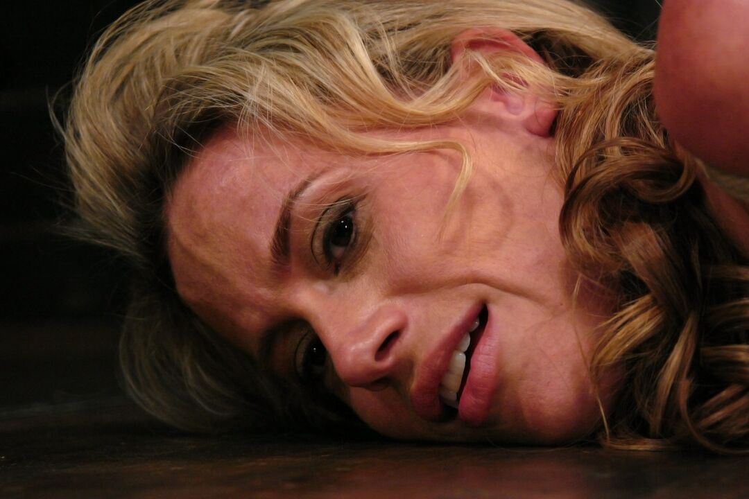 20P Busty American MILF Kylie Worthy é despida, amarrada e fodida com os dedos