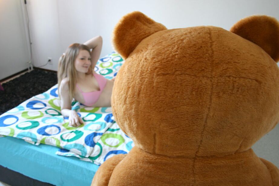 13P Ex-namorada chupa um pau grande depois do sexo com um ursinho de pelúcia vestido de strapon
