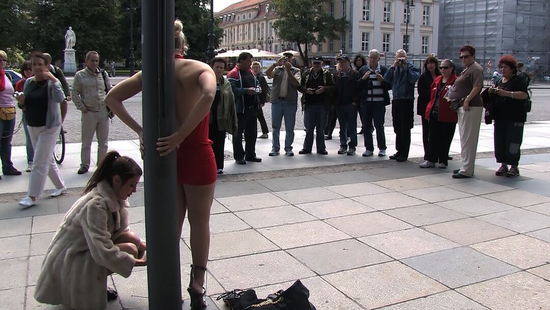 21P Curvy mom Kitty shamelessly posing buck naked for a crowd of people in public