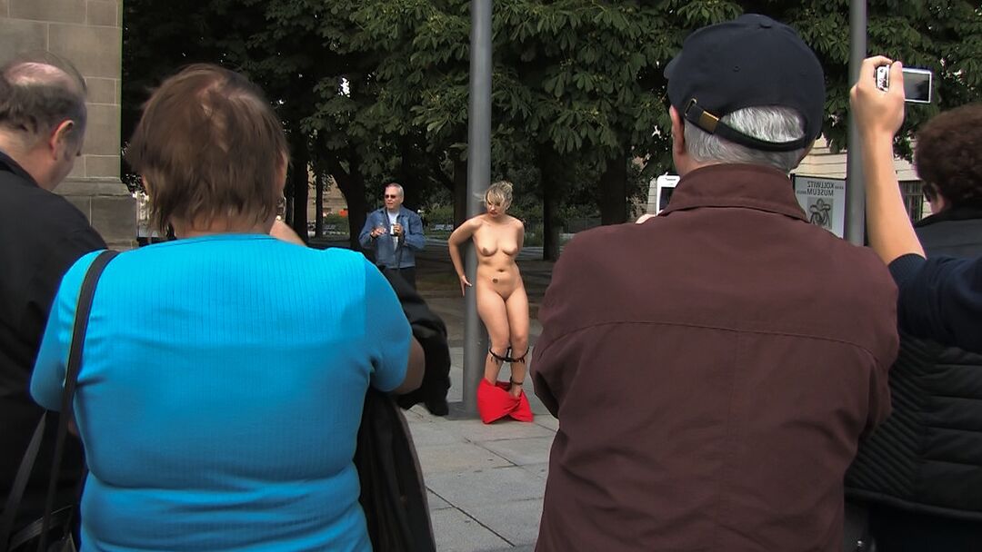 21P Curvy mom Kitty shamelessly posing buck naked for a crowd of people in public