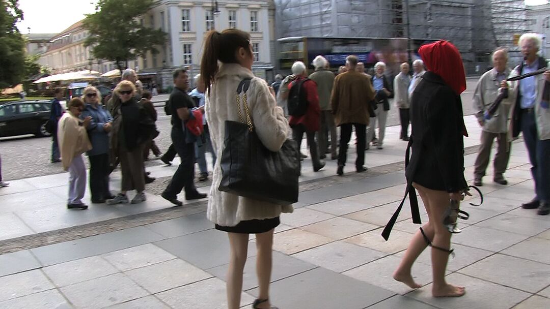 21P Curvy mom Kitty shamelessly posing buck naked for a crowd of people in public