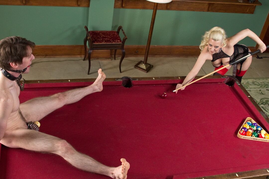 20P A loira gostosa Cherry Torn é fodida com um vibrador na boca por sua escrava sexual