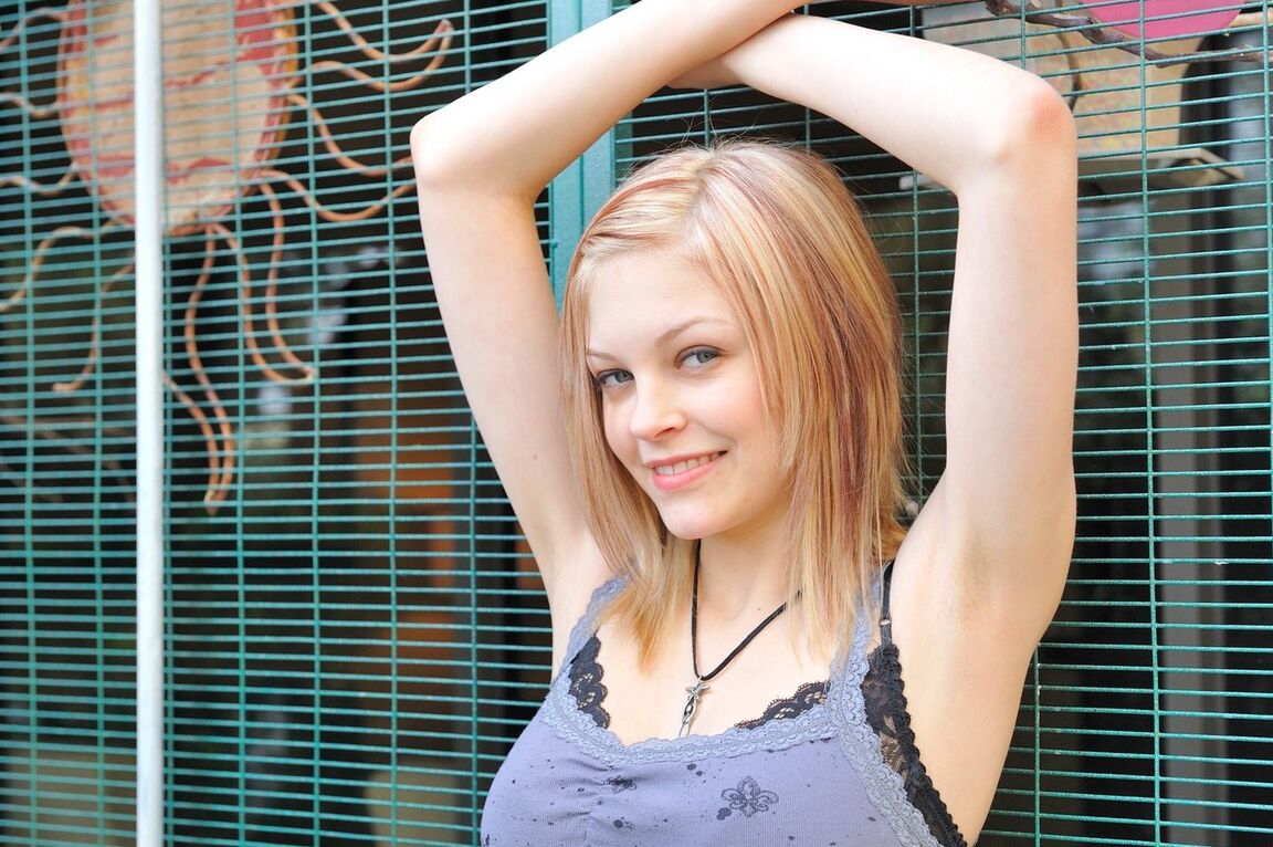 21P Der bezaubernde blonde Teenager Brea zieht ihr Kleid aus und steckt sich eine Banane in die Möse