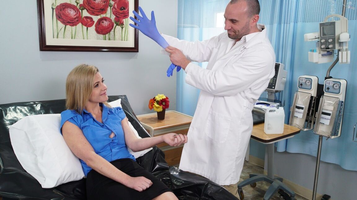 21P La preciosa rubia Kit Mercer va al médico para un chequeo