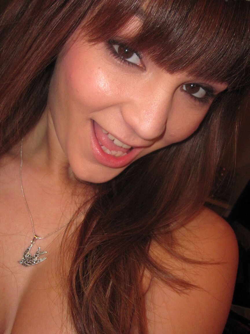 19P Die schöne brünette Pornostarin Holly Michaels zeigt draußen ihre großen natürlichen Brüste