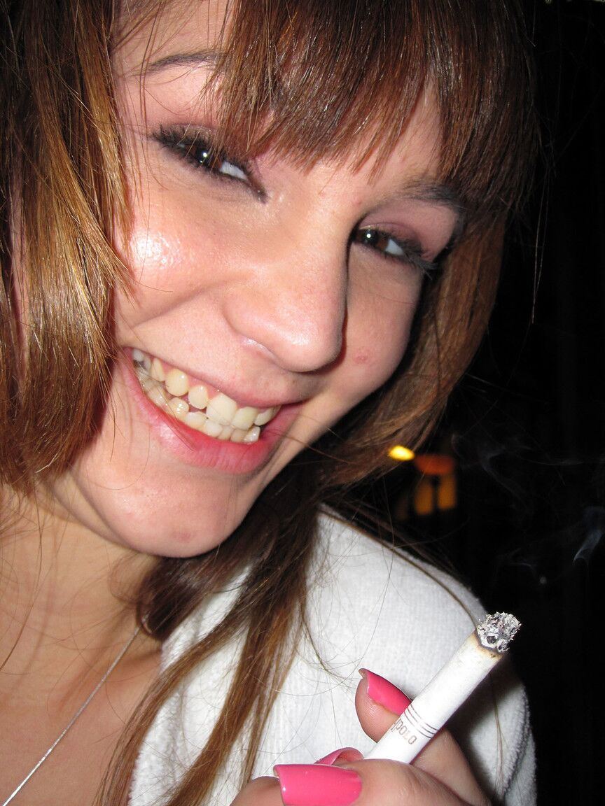 19P Die schöne brünette Pornostarin Holly Michaels zeigt draußen ihre großen natürlichen Brüste