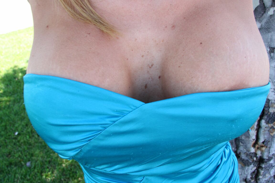 21P 巨乳クーガー ニッキー セックス 恥知らずにもセクシーなお尻の頬とピアスの女を披露
