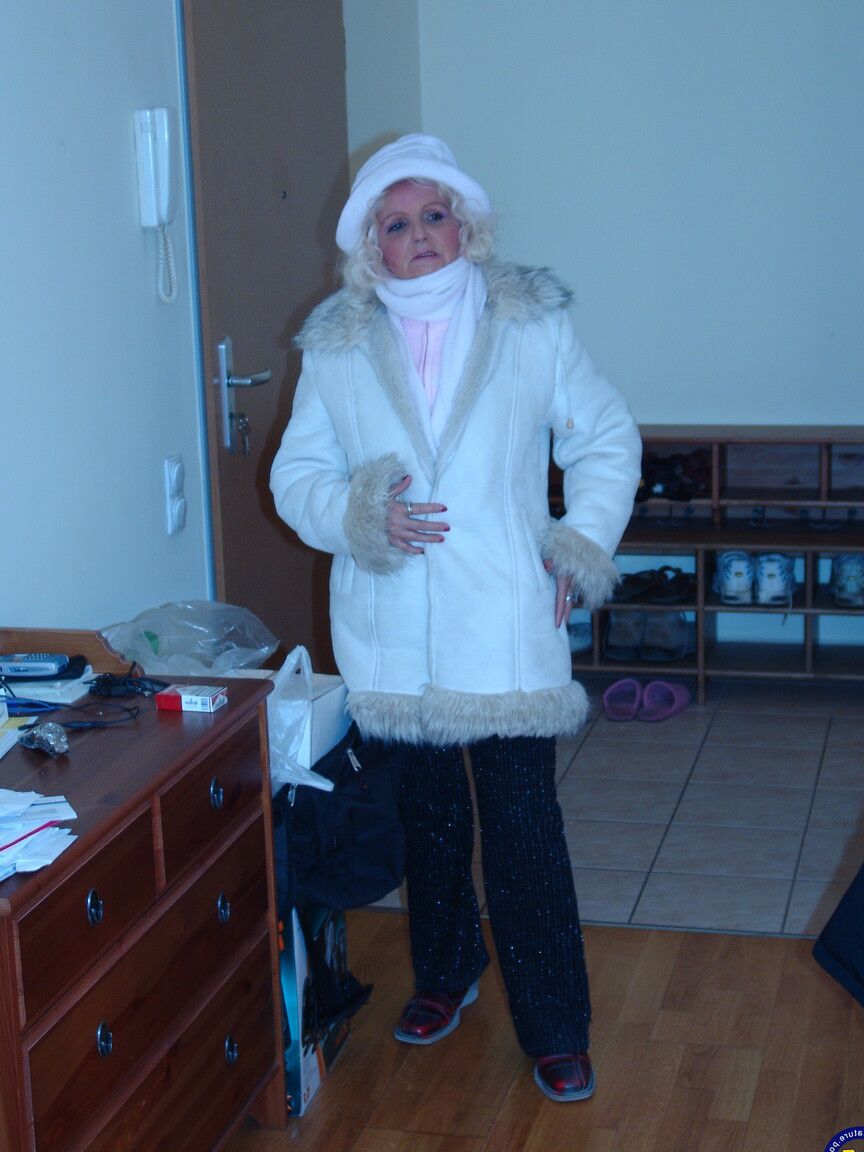 21P Granny MaireAnn masturbates, takes a piss in a bottle & pours it over her body