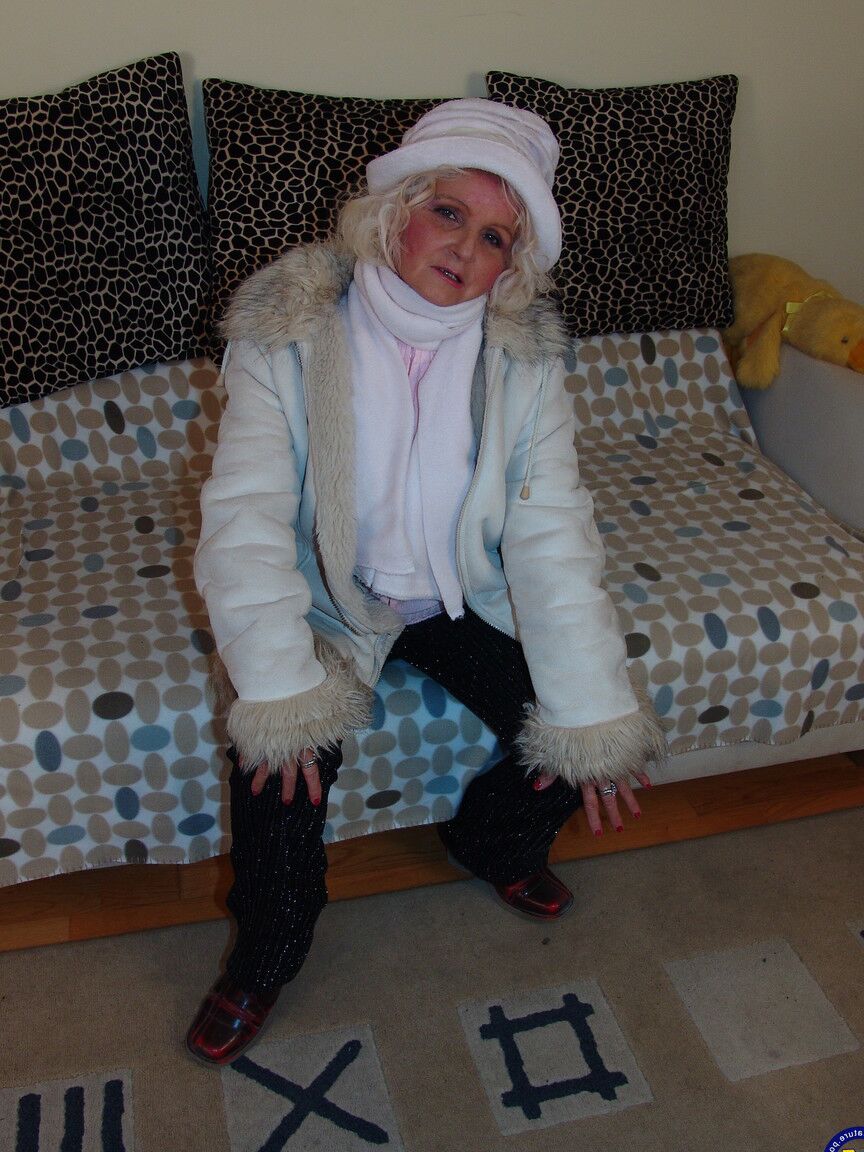 21P Granny MaireAnn masturbates, takes a piss in a bottle & pours it over her body