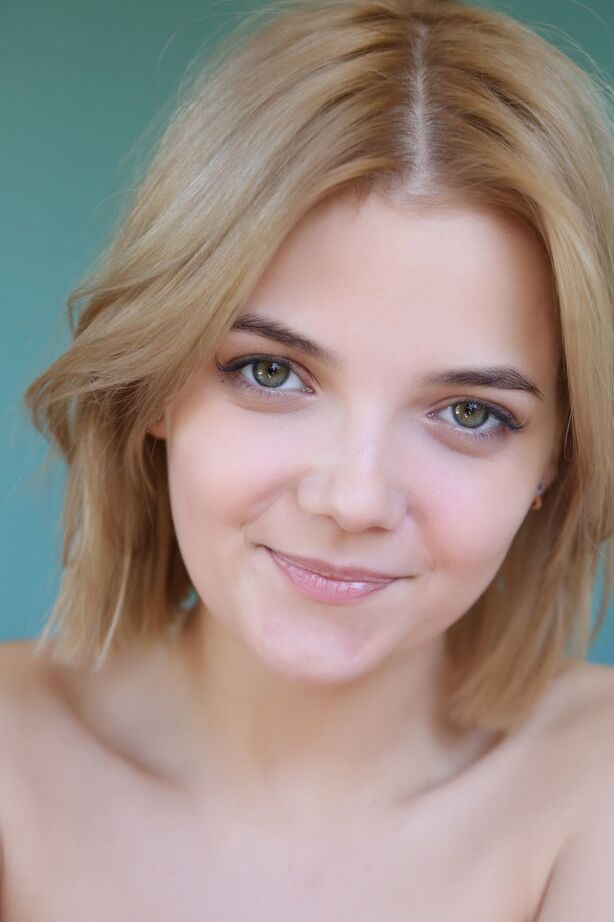18P La jeune blonde Chanel Fenn est totalement nue dans sa chambre