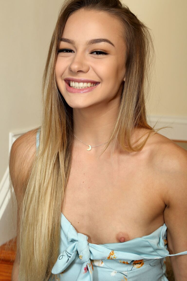 21P A adolescente americana Naomi Swann, de seios pequenos, tira a roupa nas escadas