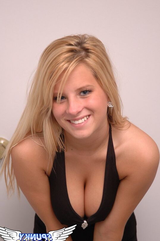 12P La seductora Kimmy se desnuda hasta quedar con sus sexys medias de red y brilla