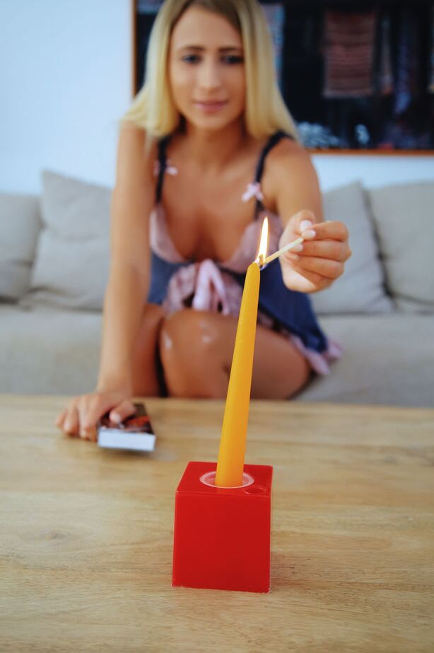 12P La rubia pervertida Lisa Dawn se masturba con una vela encendida que gotea cera en su coño