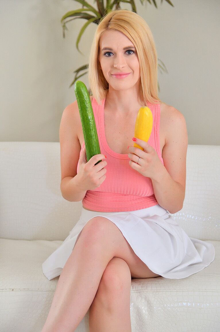 15P Loira amadora Lindsey enfia um pepino dentro de sua buceta rosa